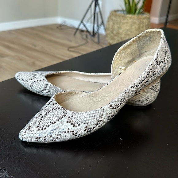 Mossimo Supply Co. Shoes - Faux snakeskin cutout pointy toe flats SZ 11